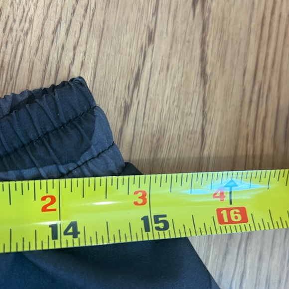 OLD NAVY Active Go-Dry Camo Shorts Size Medium - Picture 8 of 9